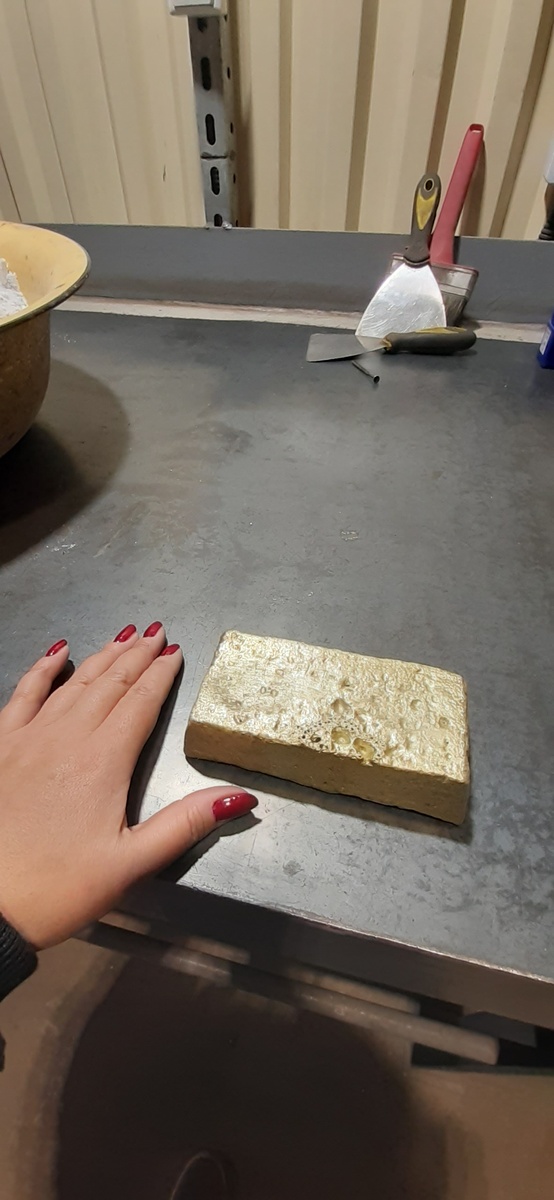 Готовый слиток после плавки.С пылу-жару