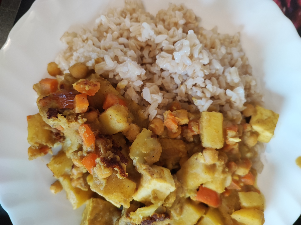 Рис и овощи с тофу и нутом в соусе карри