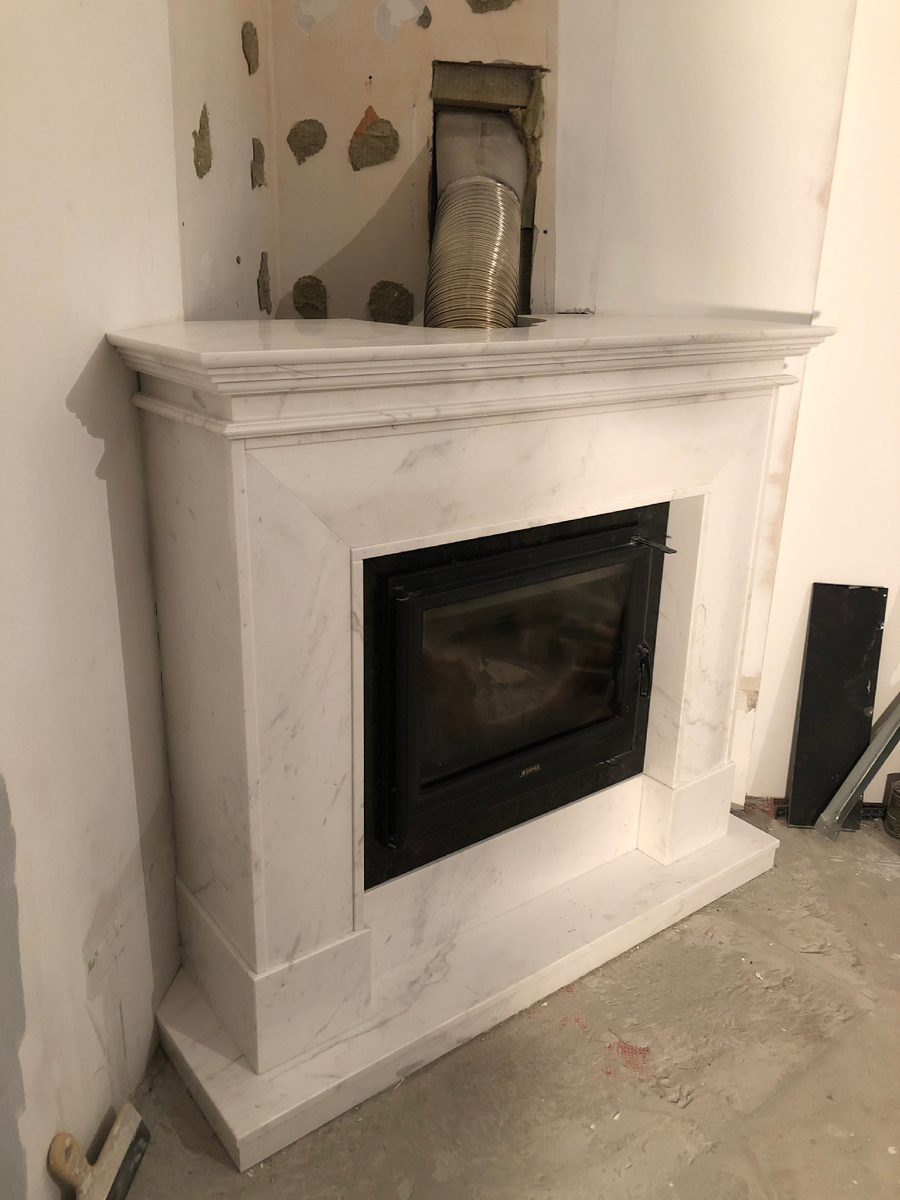 Камин из мрамора.