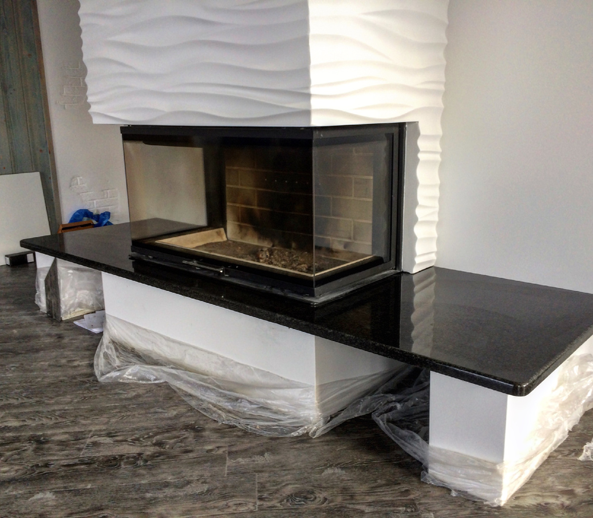 Каминная полка из гранита.