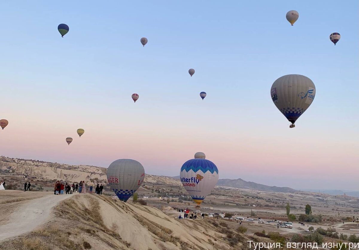 С восходом солнца небо Каппадокии превращается в сказочную картину, усеянную десятками воздушных шаров, парящих над скалами и долинами
