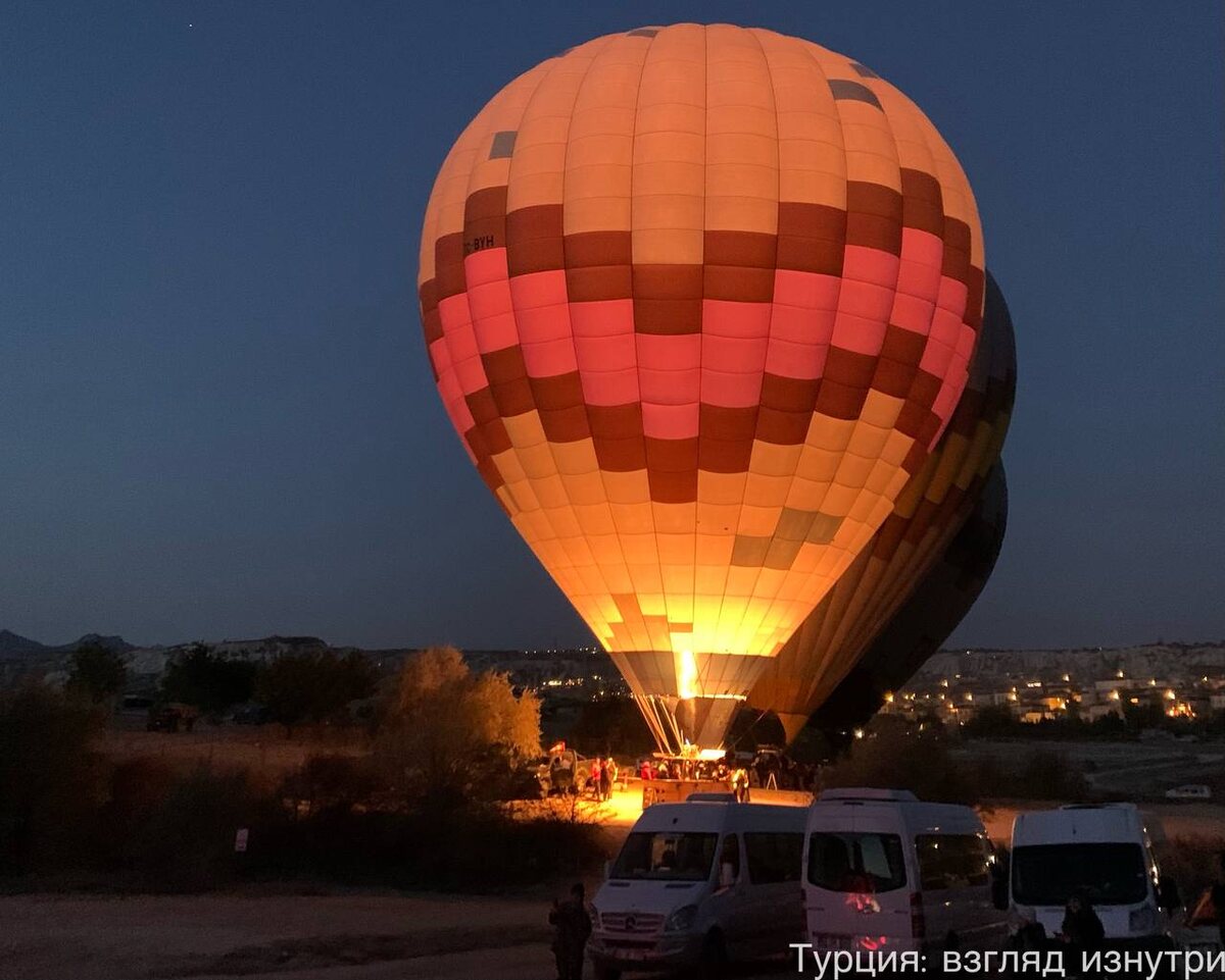 Когда воздушный шар готов к полету, он словно дракон выдыхает огонь в купол, наполняя его горячим воздухом. В этот момент туристы усаживаются в корзину, чтобы отправиться в незабываемое путешествие над долинами Каппадокии