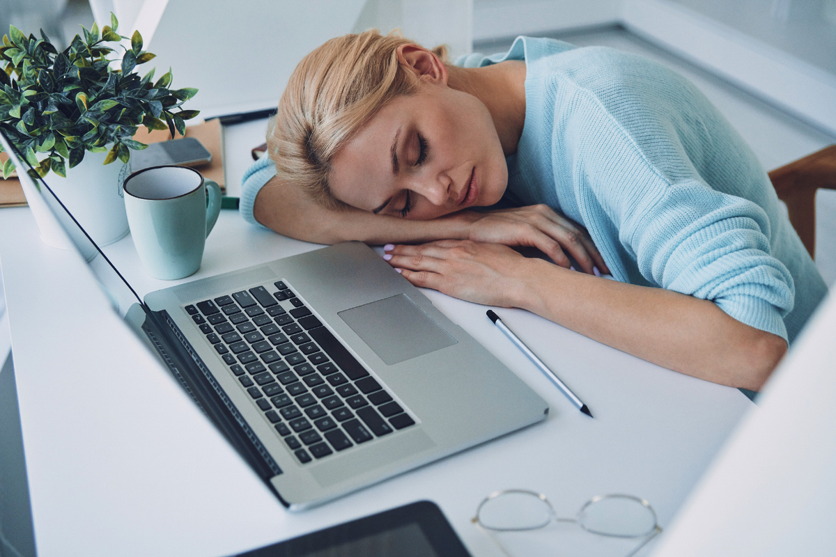 Источник фото https://ru.freepik.com/premium-photo/top-view-tired-young-woman-sleeping-while-sitting-her-working-place-office_16956786.htm