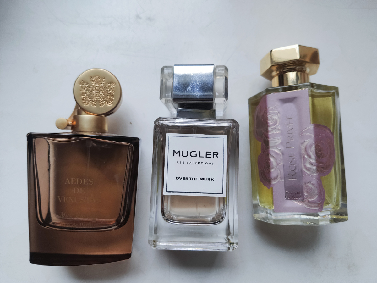 Три флакона с дорогими крышками