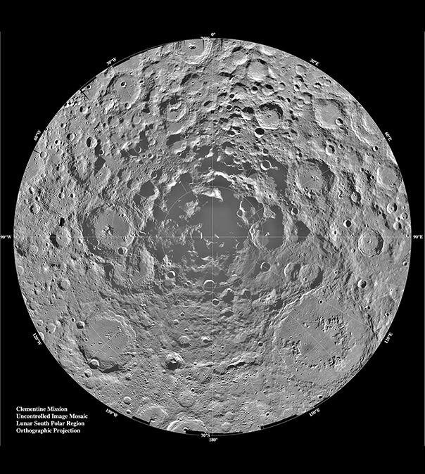 Южная полярная область Луны. Снимок КА «Clementine» (NASA), 1994 г. Постоянно затененные участки могут содержать водяной лед. Фото: взято из en.wikipedia.org