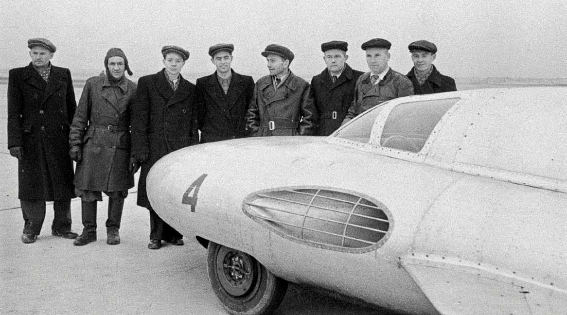 14 ноября 1954 года, на взлетно-посадочной полосе Горьковского авиазавода состоялся первый и единственный заезд ГАЗ-ТР — первого в мире советского автомобиля с турбореактивным двигателем.