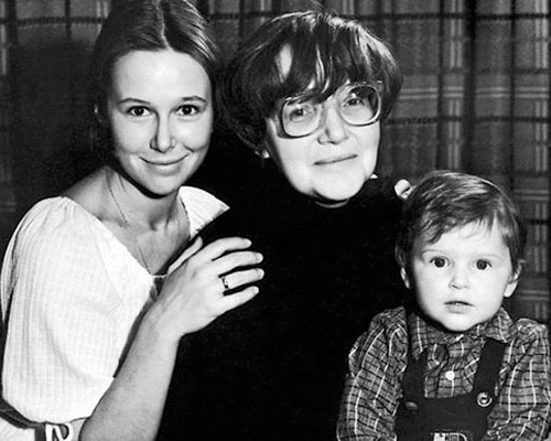    Маленькая Зоя с мамой и бабушкой