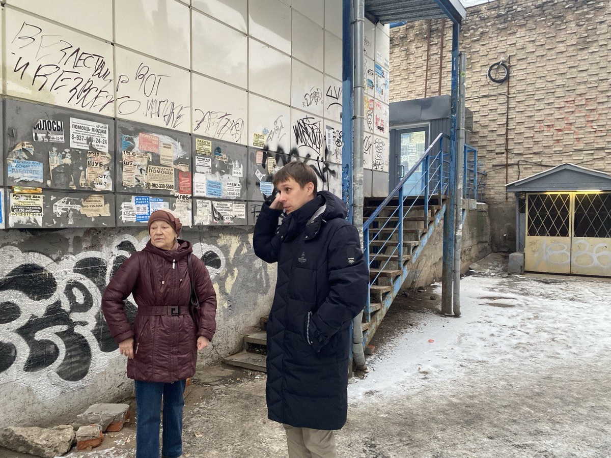 Встреча помощников Тимура Ягафарова с жильцами многоквартирного дома в одном из микрорайонов Ижевска