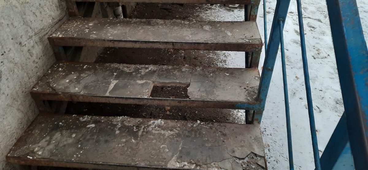 Состояние лестницы многоквартирного дома в центре столицы Удмуртии