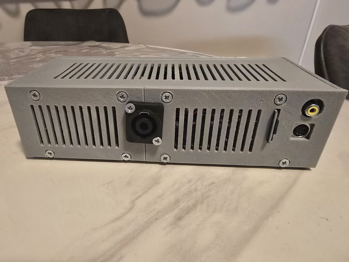 Задняя сторона ретро компьютера "Специалист".