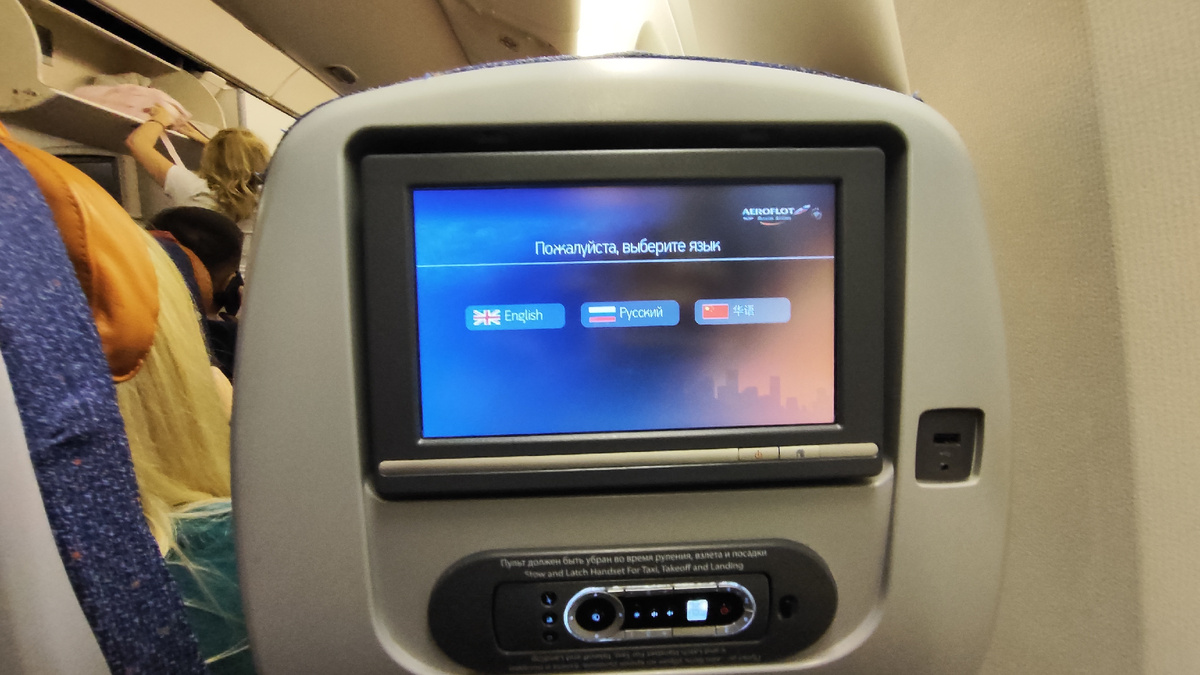 Весь полет я смотреть на экран, экран смотреть на меня. Думаю между нами проскочила искра, не зря монитор был горячий, в прямом смысле этого слова, а не то что вы подумали ая-ая-яй