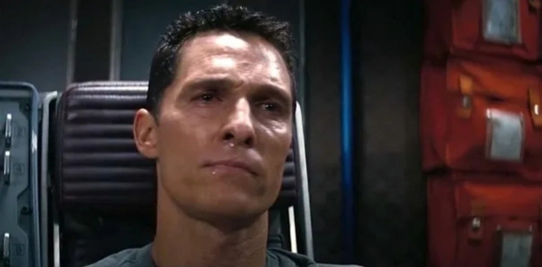 Видите как осуждающе он гордится? То-то же