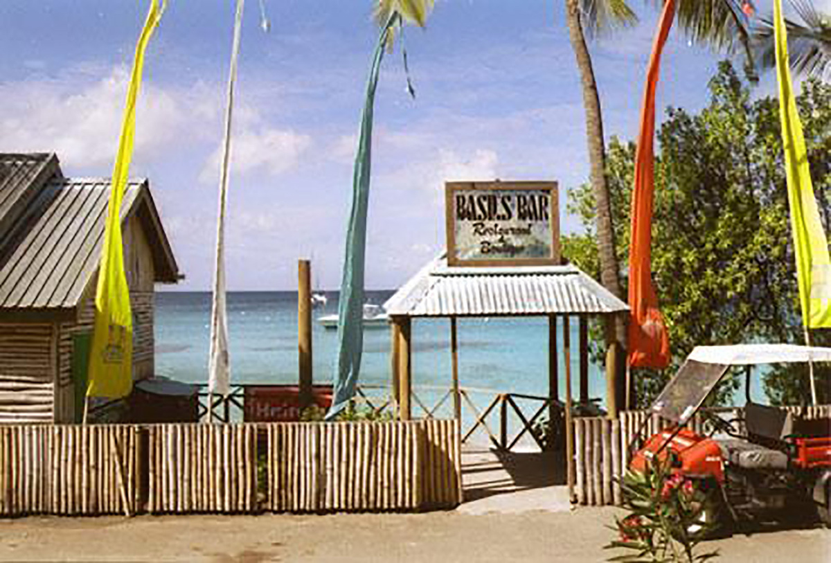 К тому моменту на острове построили бар. Думаю, он пригодился друзьям, чтобы залить горюшко-о... Фото https://basilsbar.com.
