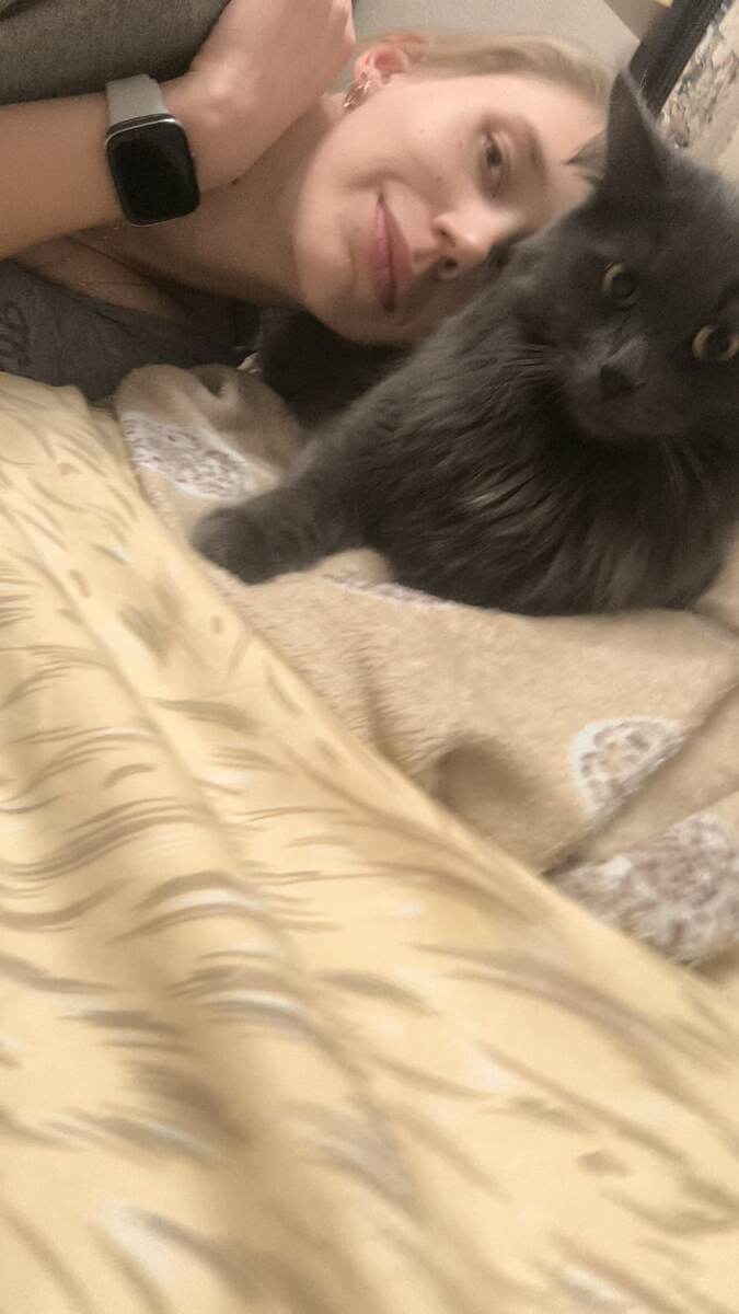 Веня давно подрос и не помнит, что жил тут у нас в палисаднике. И не надо