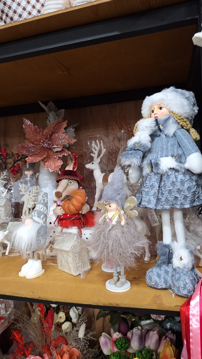 На работе уже начали выставлять всякий новогодний декор. Клиенты уже интересуются зимними букетами 