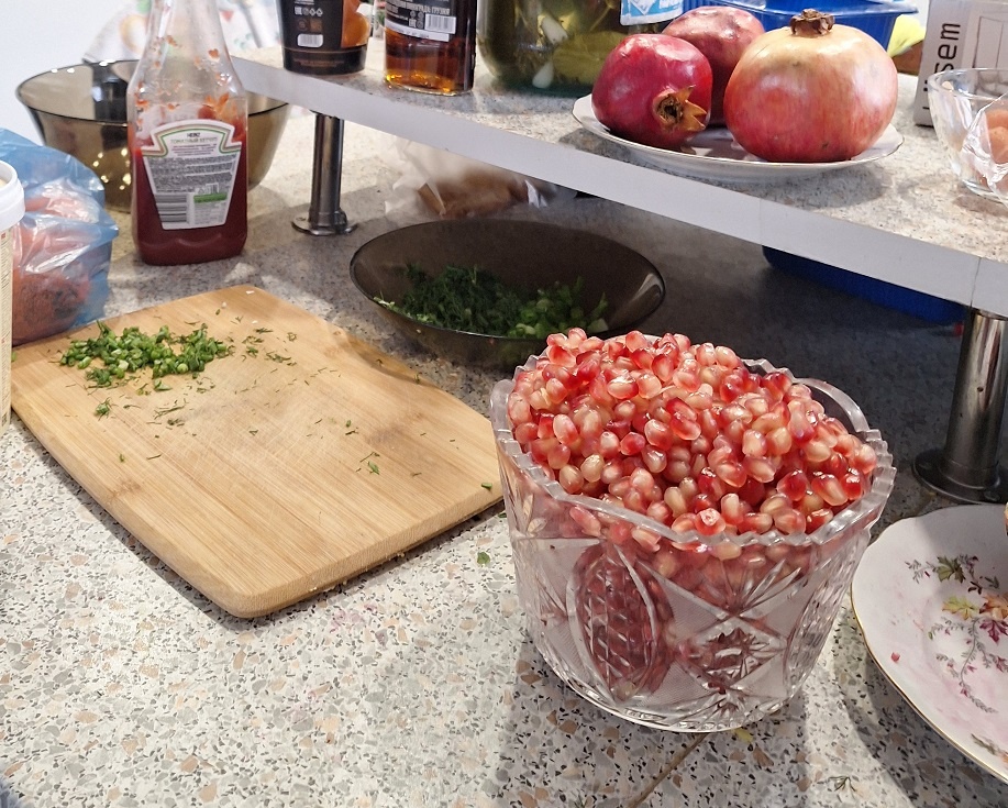 мисочку граната  почистили