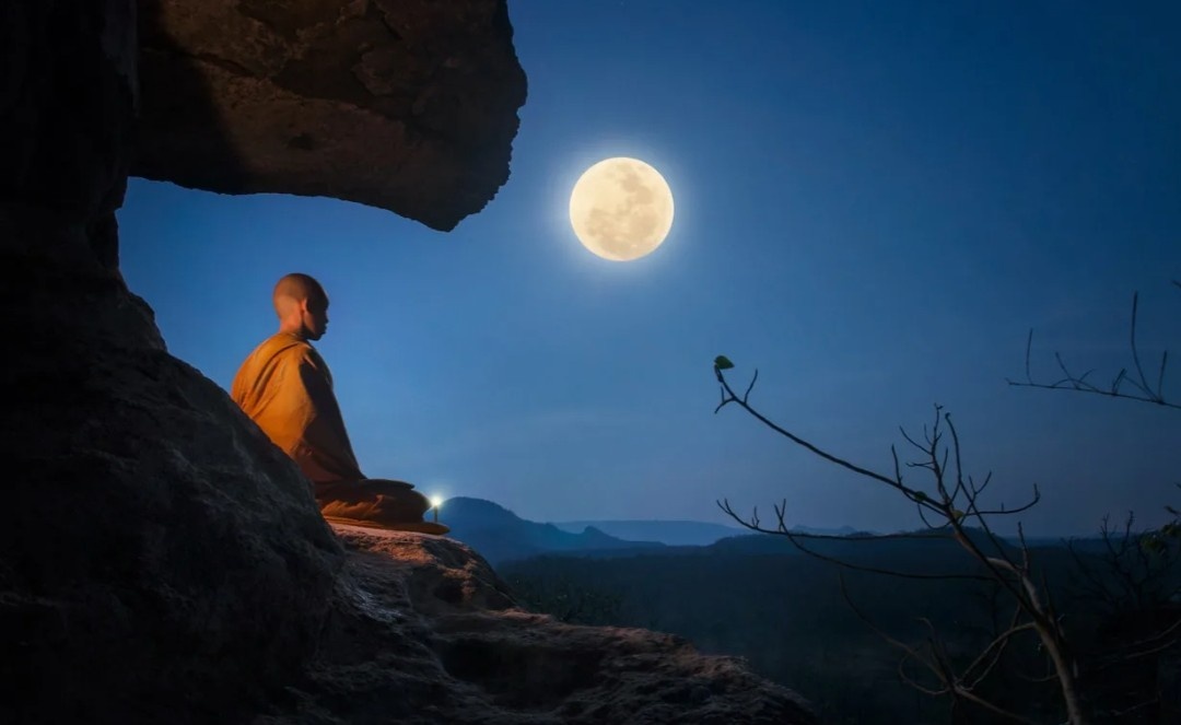 ### Обретение душевного покоя по буддийским учениям

Душевный покой — это состояние внутреннего спокойствия, гармонии и умиротворения, которое стремятся достичь многие люди, независимо от их религиозных или философских убеждений. Буддизм, как одна из древнейших философских систем, предлагает множество практик и учений, направленных на достижение этого состояния. В этой статье мы рассмотрим основные буддийские принципы и методы, которые помогут обрести душевный покой.

#### 1. Понимание природы страданий

Буддизм учит, что страдание является неотъемлемой частью человеческого существования. Согласно Четырем благородным истинам, страдание (дуккха) возникает из-за привязанностей и желаний. Понимание этого факта — первый шаг к обретению душевного покоя. Осознав, что страдание неотъемлемо, мы можем начать работать над своим восприятием и реагированием на трудности.

#### 2. Практика осознанности (майндфулнес)

Одной из важнейших практик буддизма является осознанность. Это состояние полной концентрации на настоящем моменте, без осуждения и страха. Практика осознанности включает в себя:

- **Медитацию**: Регулярная медитация помогает успокоить ум и развить способность сосредотачиваться на текущем моменте. Начинать можно с простых дыхательных упражнений, постепенно увеличивая время медитации.
  
- **Наблюдение за мыслями**: Буддисты учат наблюдать за своими мыслями и эмоциями, не вовлекаясь в них. Это позволяет развить дистанцию между собой и своими переживаниями, что способствует душевному покою.

#### 3. Принятие перемен

Буддизм учит, что все в жизни постоянно меняется. Принятие этого факта помогает уменьшить страдания. Вместо того чтобы сопротивляться изменениям, следует учиться адаптироваться к ним. Это включает:

- **Гибкость мышления**: Открытость к новым идеям и ситуациям помогает легче справляться с трудностями.
  
- **Практика благодарности**: Осознание того, что каждая ситуация, даже трудная, может принести уроки и возможности для роста, способствует внутреннему миру.

#### 4. Отказ от привязанностей

Привязанности к материальным вещам, людям или даже собственным мыслям могут вызывать страдания. Буддизм призывает к отказу от этих привязанностей:

- **Практика щедрости**: Делая добро другим и отпуская материальные блага, мы освобождаем себя от ненужного груза.
  
- **Сознательное отпускание**: Учитесь отпускать то, что вам не нужно, будь то вещи, отношения или негативные эмоции.

#### 5. Развитие сострадания

Сострадание к себе и другим — важный аспект буддийской практики. Это чувство помогает создать гармонию и спокойствие внутри себя:

- **Практика метта (доброжелательности)**: Это медитация, направленная на развитие любви и доброты к себе и окружающим. Регулярная практика метта способствует ощущению единства и внутреннего покоя.

- **Служение другим**: Участие в добровольной работе или помощи нуждающимся развивает чувство связи с окружающим миром и приносит радость.

#### 6. Путь к просветлению

Буддизм предлагает концепцию пути к просветлению, который включает в себя моральные, медитативные и мудрствующие практики. Это путь, который ведет к внутреннему миру и пониманию:

- **Шесть парамит (совершенств)**: Щедрость, моральность, терпение, энергия, медитация и мудрость — это качества, которые нужно развивать на пути к душевному покою.

- **Понимание пустоты**: Осознание того, что все вещи и явления не имеют постоянной сущности, помогает освободиться от привязанностей и страданий.

#### Заключение

Обретение душевного покоя — это не одноразовое событие, а постоянный процесс, требующий времени и усилий. Буддийские практики предлагают множество инструментов для достижения этого состояния. Через осознанность, принятие, сострадание и развитие внутренней мудрости мы можем пробудить в себе душевный покой и гармонию, которые будут поддерживать нас на протяжении всей жизни.