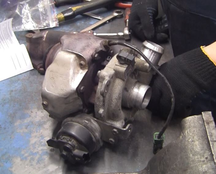 Фото моё. Я сам снимаю видео процесса ремонта с комментариями специалиста компании "Вольтаж сервис" и в процессе делаю фотографии для статей. 