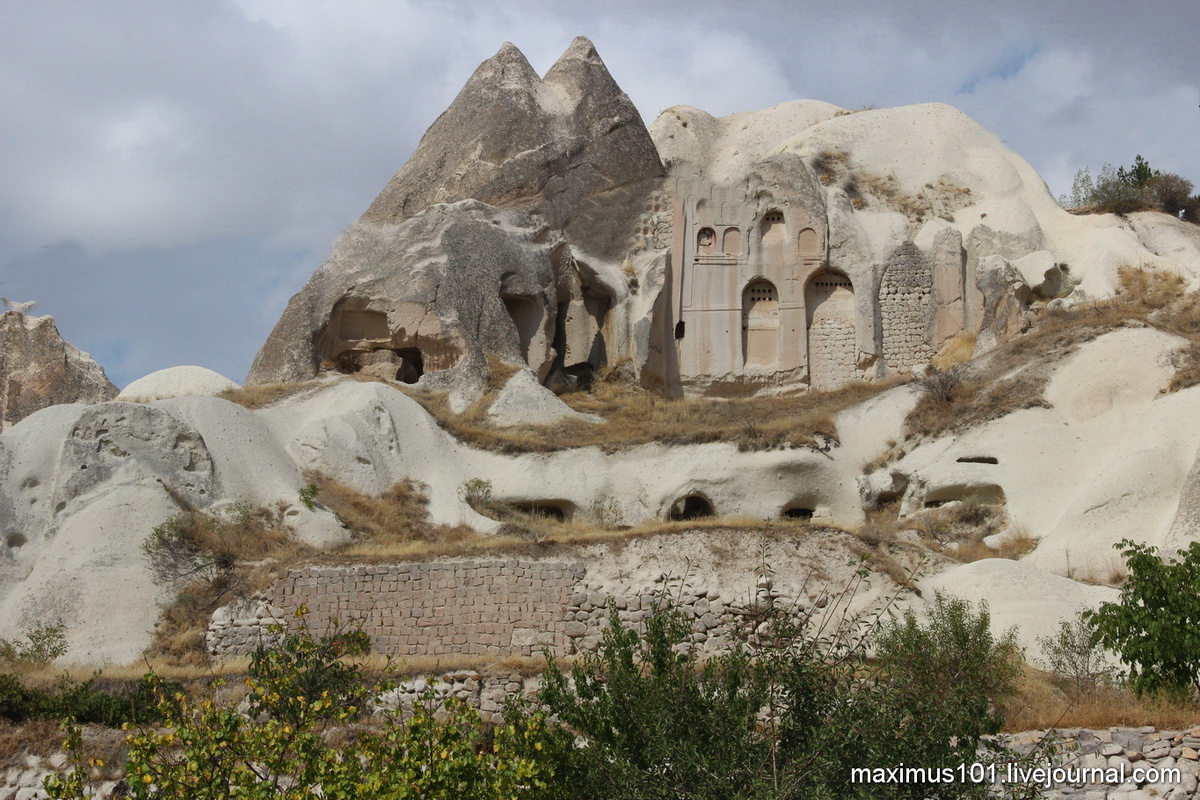 Скальный "дворовый комплекс" на западе поселка  Гереме. Он имеет сложную систему фортификации — как минимум две стены  преграждают путь к центральному фасаду дворца вырубленного в скале.