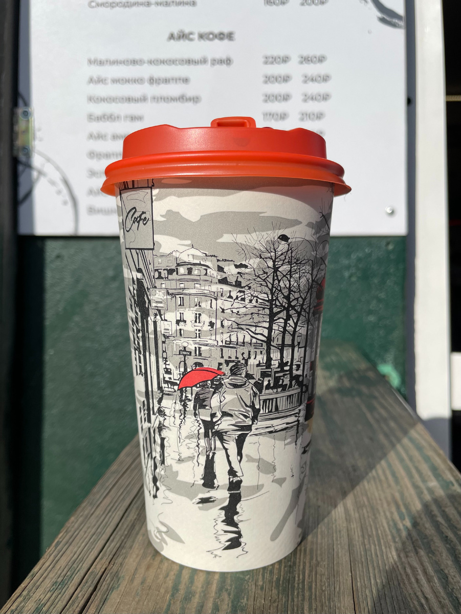 На стенде позади можно увидеть цены - очень демократично. Кофейня - окошко, только с собой.