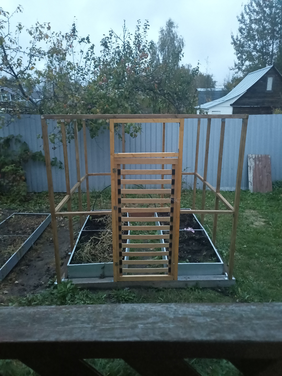 Каркас теплицы, весной обошью поликарбонатом, крыша у нее будет откидная на петлях, каркас крыши тоже уже готов, монтировать буду весной.