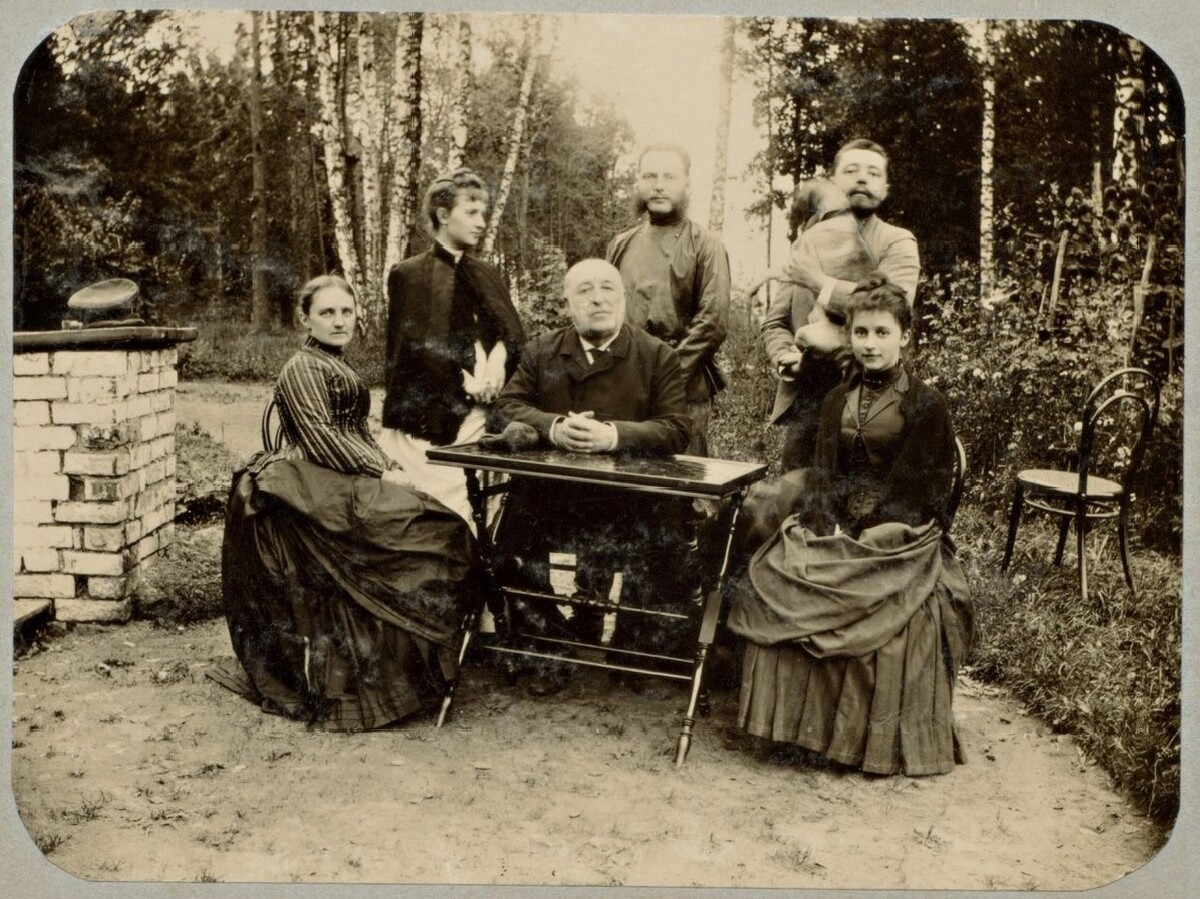 Семья Нейдгардтов в собственном имении Отрада в Княгининском уезде Нижегородской губернии. Ольга Борисовна (стоит слева)