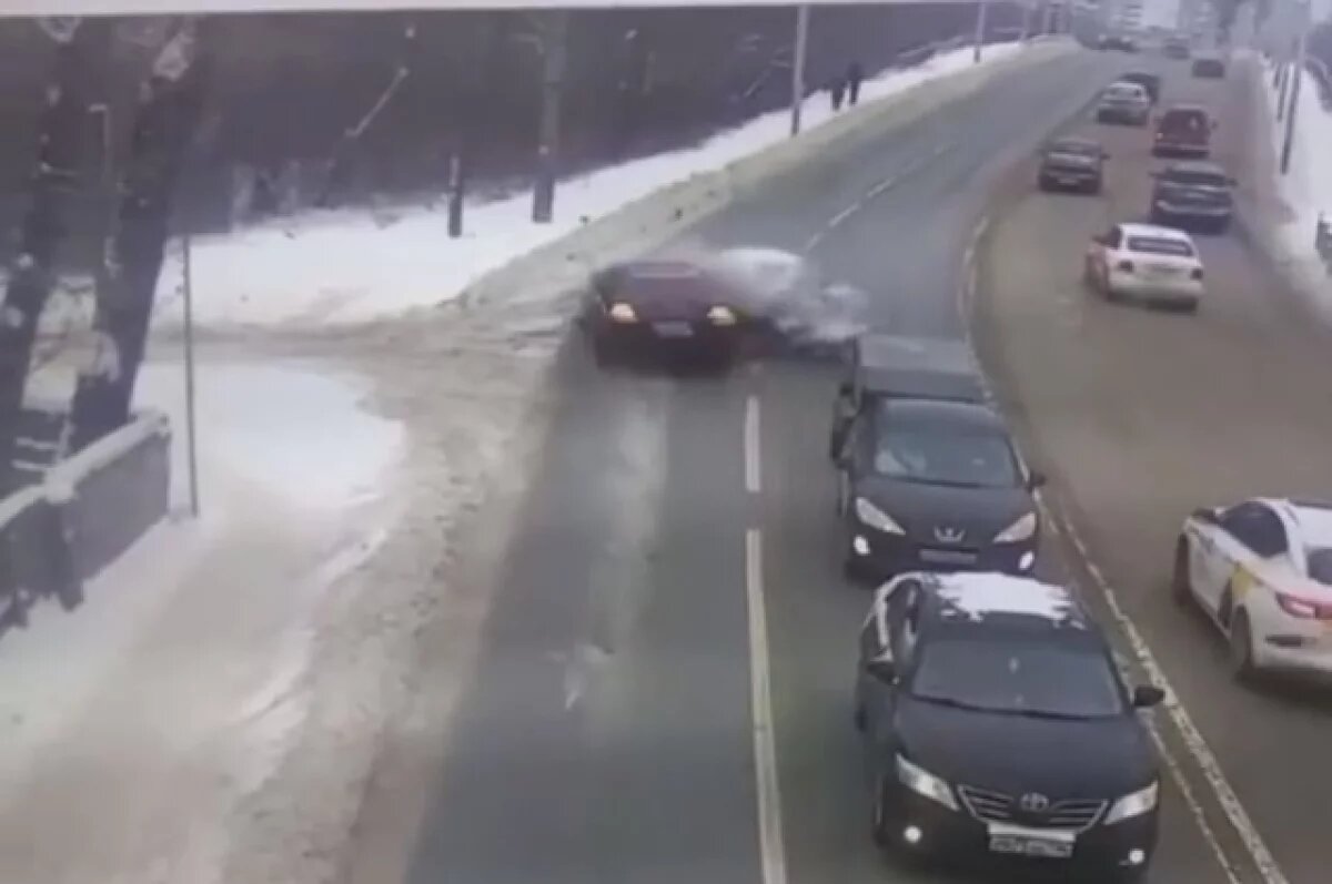    На Урале злостный нарушитель ПДД разбил Hyundai и уронил опору освещения