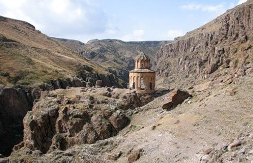 Западная Армения. То, что осталось от монастыря Хцконк X-XIII в. после его разрушения турецкими властями в 1956 г.