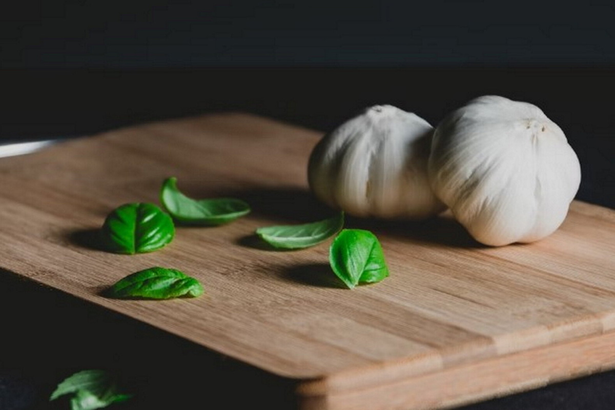     К пальцам не прилипнет: 3 способа быстро очистить чеснок