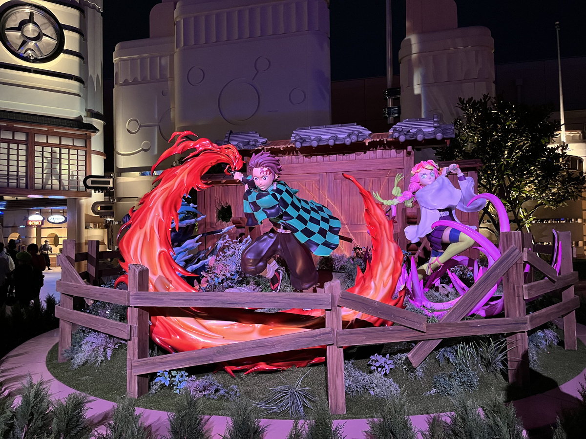 Перед входом на площадку "Атака Титанов"