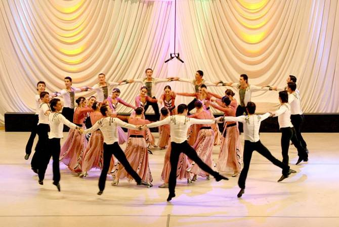 Выступает хореографический ансамбль "Барекамутюн"("Дружба")