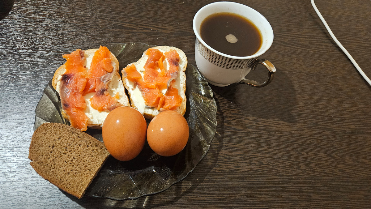 Завтрак. Яйца, хлеб, бутеры с маслом и слабосоленым кижучем. 431 ккал.