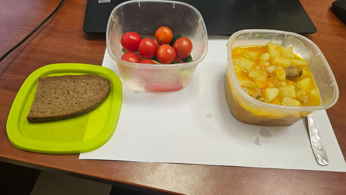 Обед. Жаркое по-домашнему,  черри, остатки огурца и хлеб. 535 ккал.