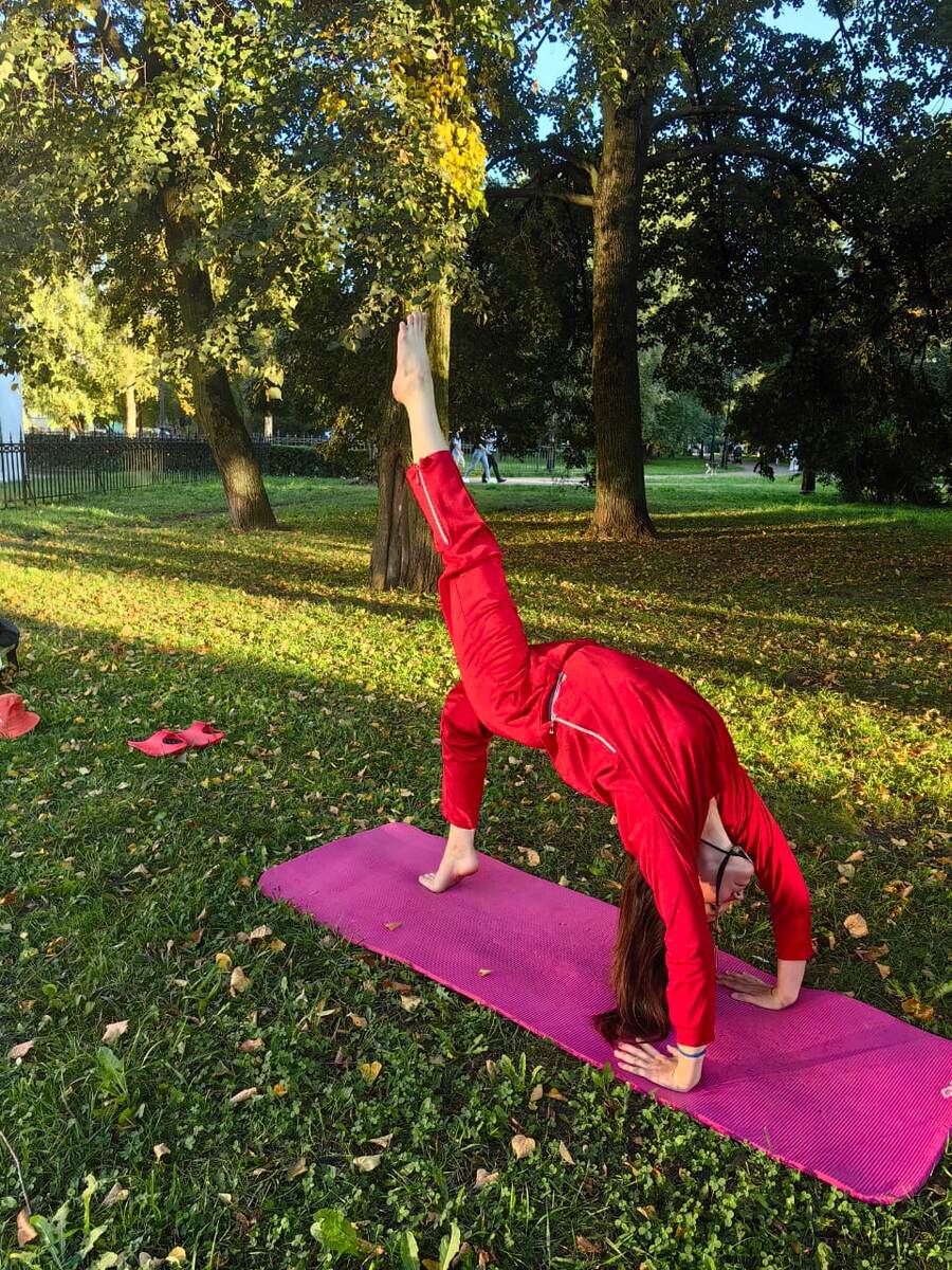 Мост с поднятой ногой вверх Эка Пада Урдхва Дханурасана