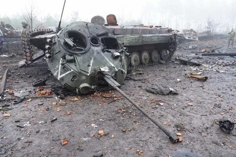 Разбитая на дороге бронетехника. Фото в открытом доступе.