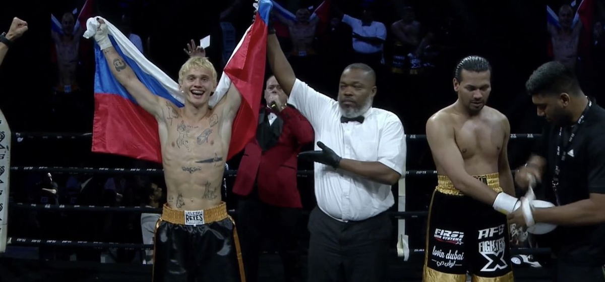 Чего только не делает Даня, чтобы снова вернуться в Россию, на Первый. Даже флаг России взял!