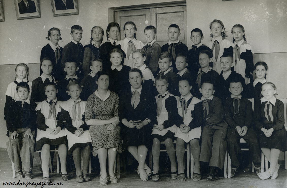 Ученики 1960-го года. За фото спасибо сайту: http://drujnayagorka.ru/school_51_60.htm 