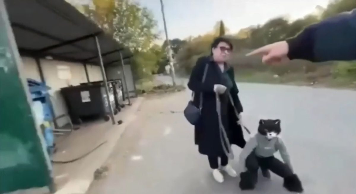 Чтобы вы понимали, это внучек Алёша с бабушкой на прогулке у помойки