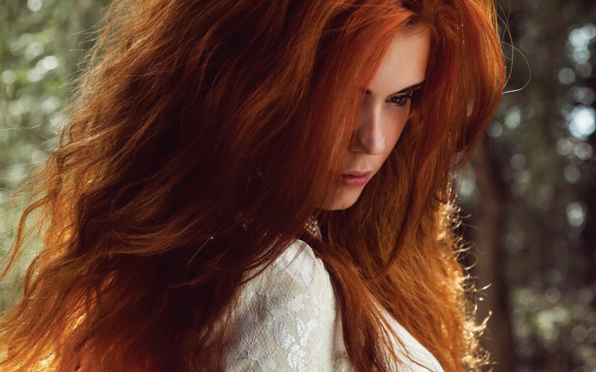 Рыжая модель.
