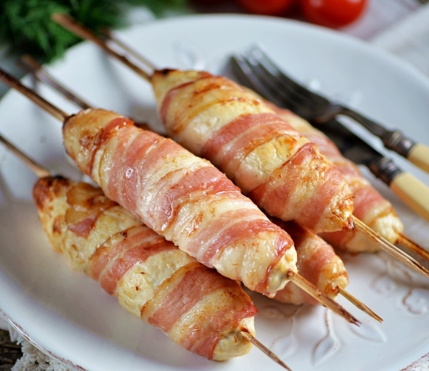 Помните эскимо из детства? Так вот, это совсем другая история: мясное, сочное, в хрустящем беконе…