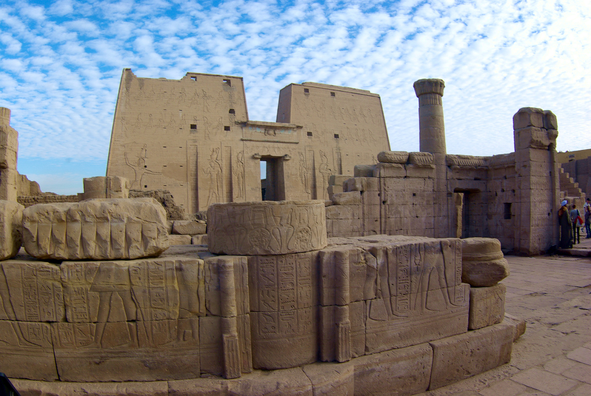 Храм Гора в Эдфу. Это Верхний Египет. Далеко от столиц и храм не так сильно пострадал от рук христиан и мусульман. Сахара бережно укрыла его под толстым слоем песка, сохранив нам.