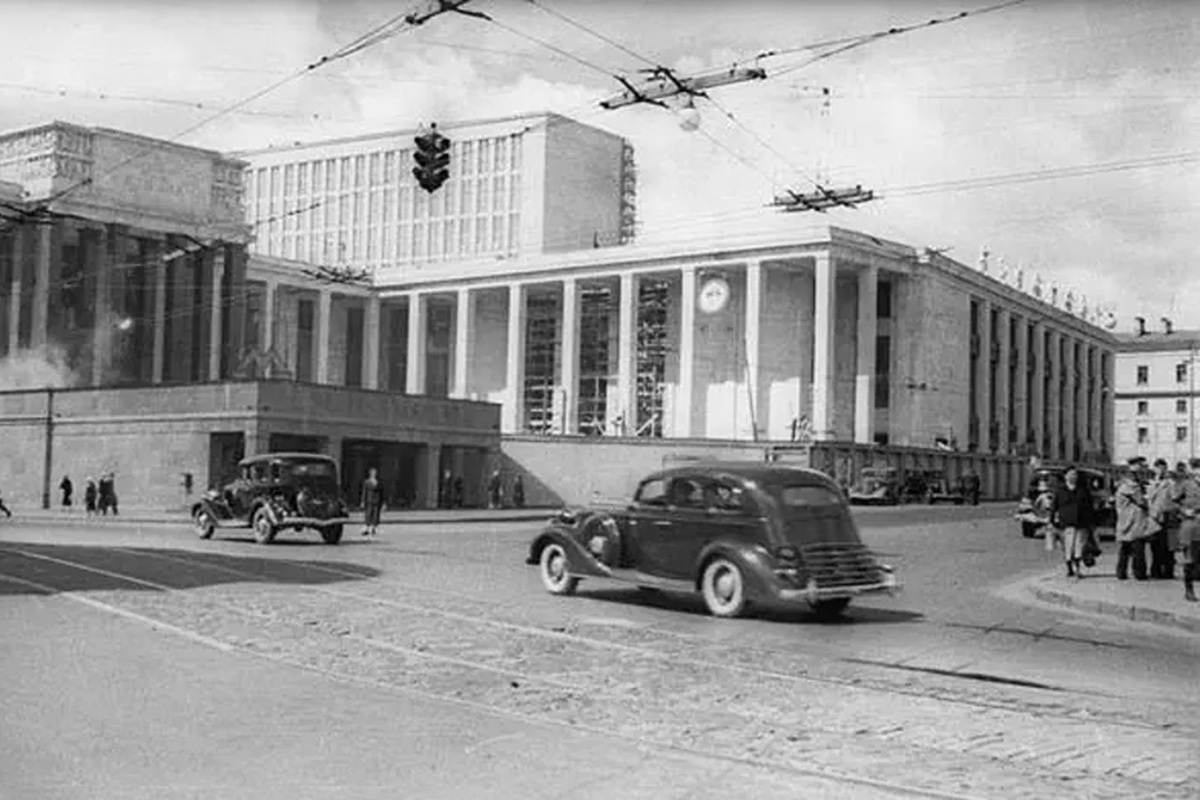    Станция метро «Улица Коминтерна» (сейчас «Александровский сад») и Библиотека имени В.И. Ленина. 1945 год   
Фото: pastvu.com
