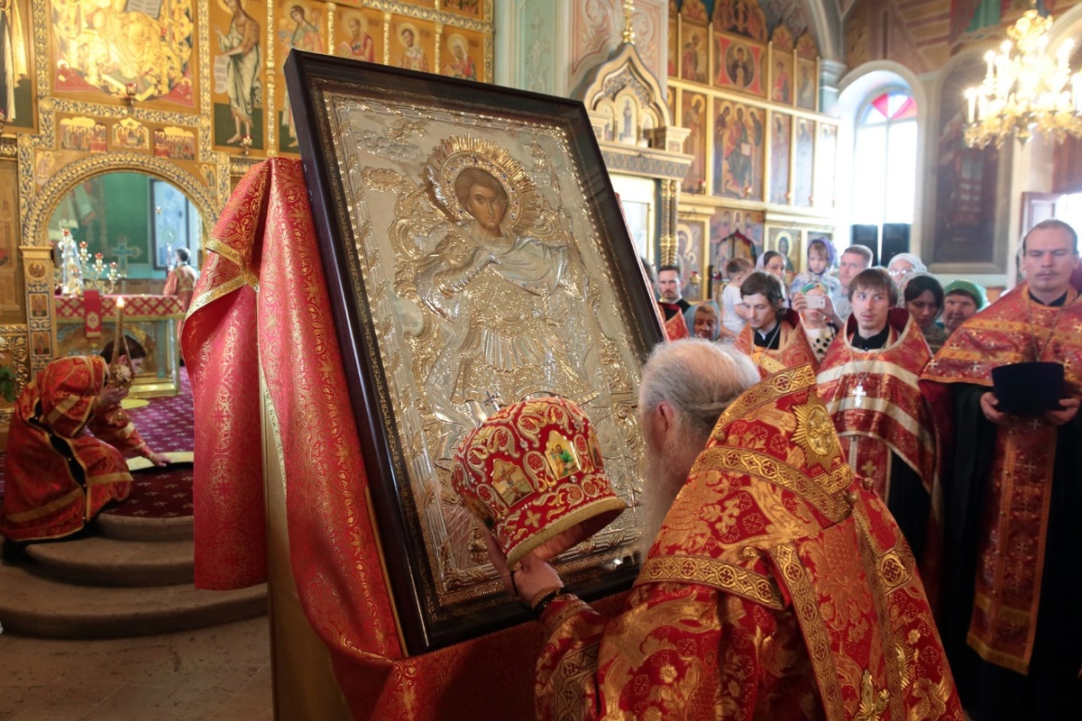    Молебен у Чудотворных мощей Георгия Победоносца привезённых с Афона в Тихвинском храме города Коломны. Фото: Фотобанк Лори