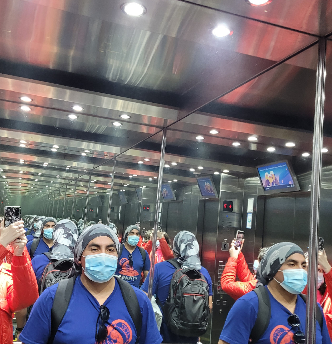 В лифте в отеле со всех сторон зеркала, отчего создается такой "зеркальный коридор"