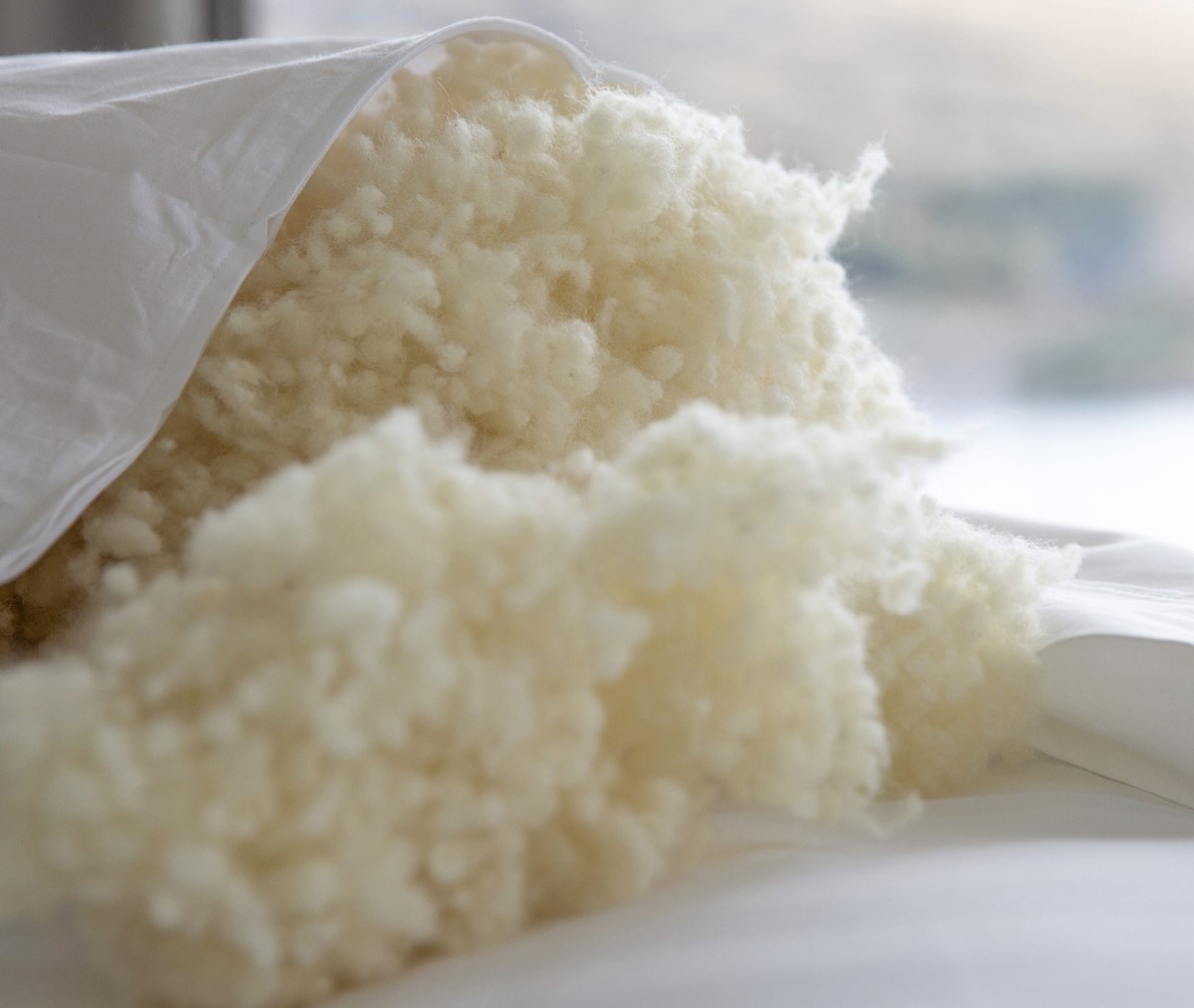 Если в составе наполнителя помимо шерсти есть ещё и небольшой процент сиинтетики, то это не плохо, так как искусственные волокна облегчают вес изделия и уход за ним