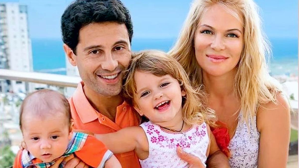 Антон и Виктория Макарские с детьми