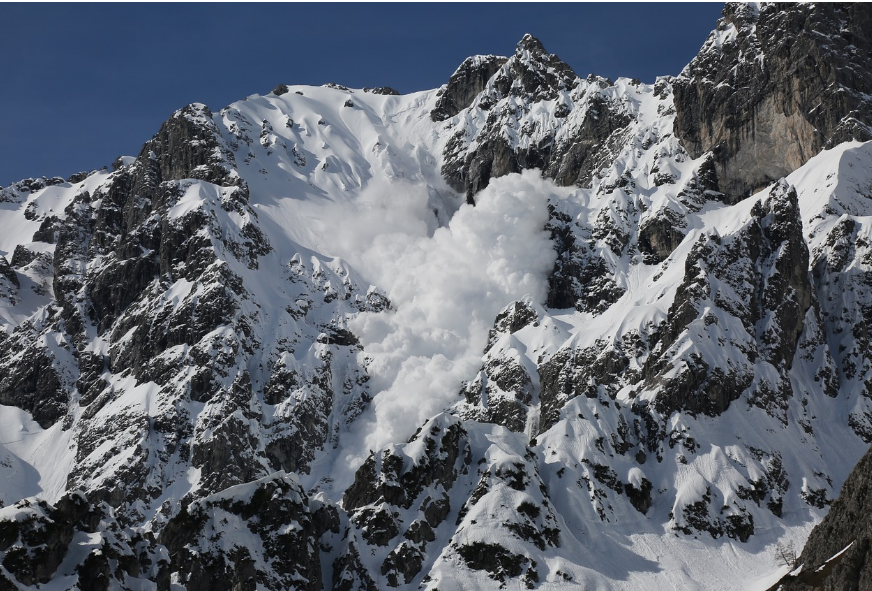 Лавина бывает очень опасна. Фото из открытых источников.