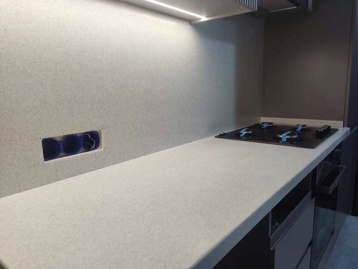 столешница и фартук искусственный камень