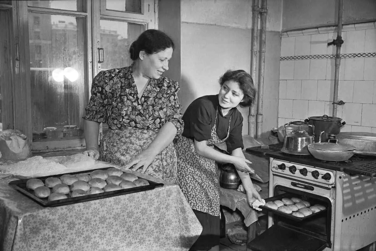 Советские хозяюшки пекут пироги
