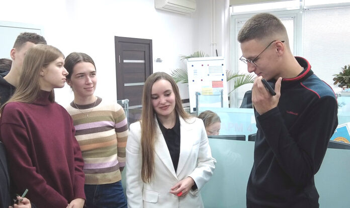 Охинские школьники и психолог службы спасения Татьяна Анфимова делают тестовый звонок по номеру 112 и рассказывают о пожаре в школе.